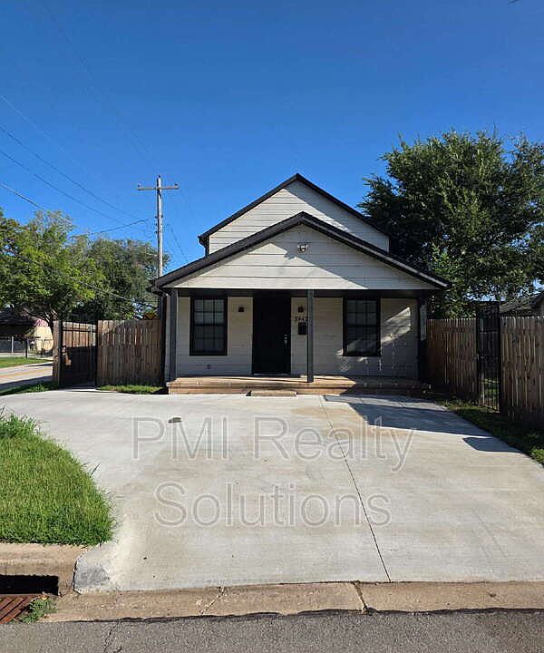 1st image of 3947 W 8th St