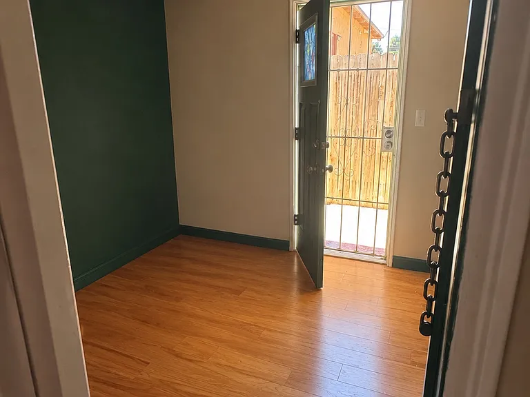 2438 Gramercy Ave — Photo 27
