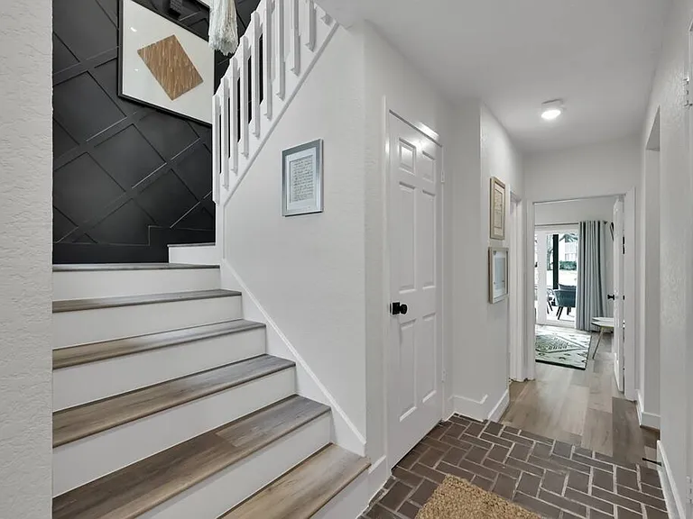 Knollcrest Dr — Photo 2