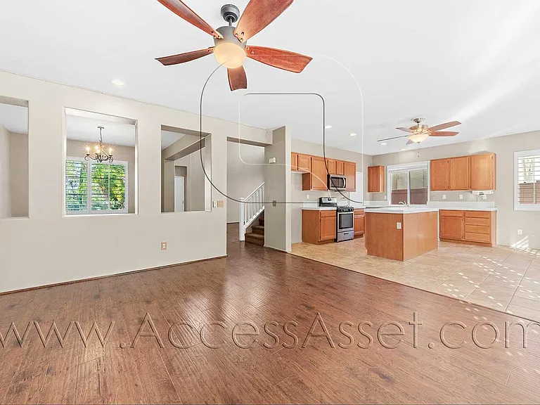1358 Baldwin St — Photo 4