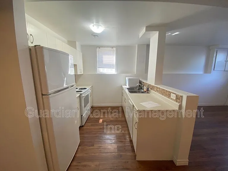 1522 Walsh St E #B — Photo 1