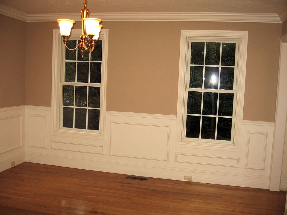 Formal Dining Room with decorative mouldings