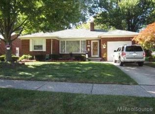 19791 Ida Ln W, Grosse Pointe Woods, MI 48236