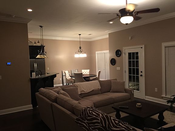 Living & Breakfast Area