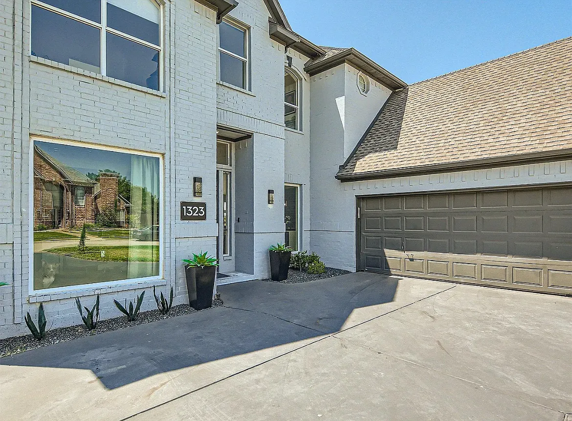 1323 Bradford Dr — Photo 3