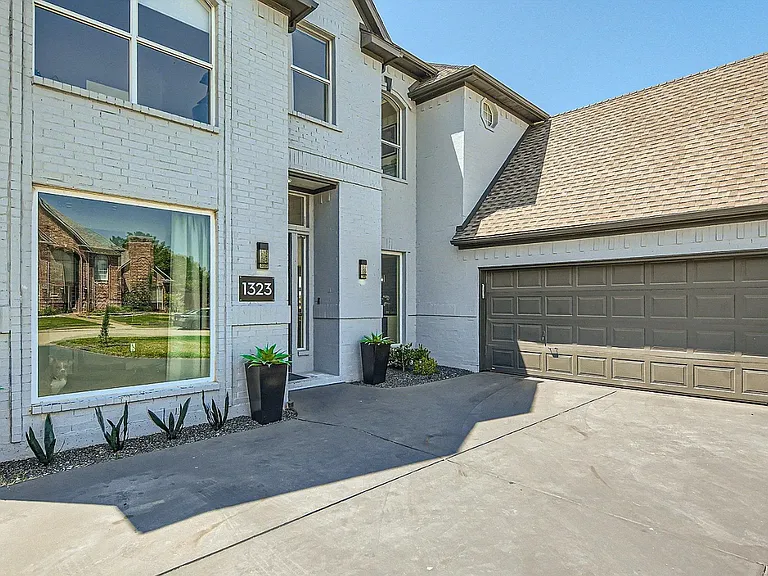 1323 Bradford Dr — Photo 2