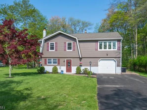 18 Washington Trl, Hopatcong Boro, NJ 07843