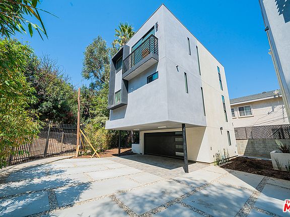 3rd image of 739 N Mariposa Ave