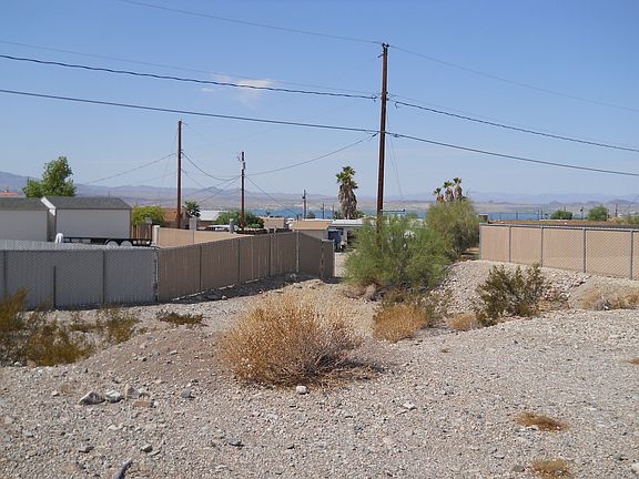 Close to Lake & Dining!