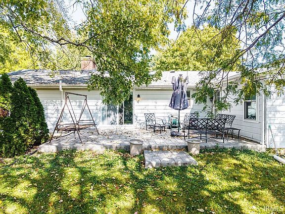 3rd image of 102 Riverview Rd