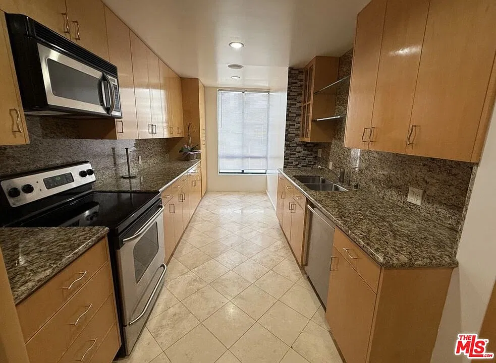 2 bed, 2.0 bath, 1865 sqft, $6,150 — Photo 3