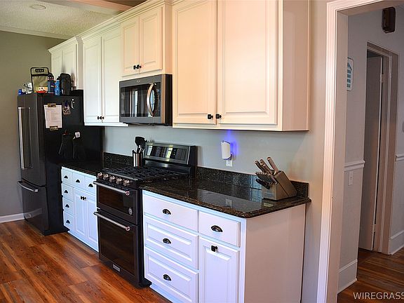 2nd image of 200 S Commerce St