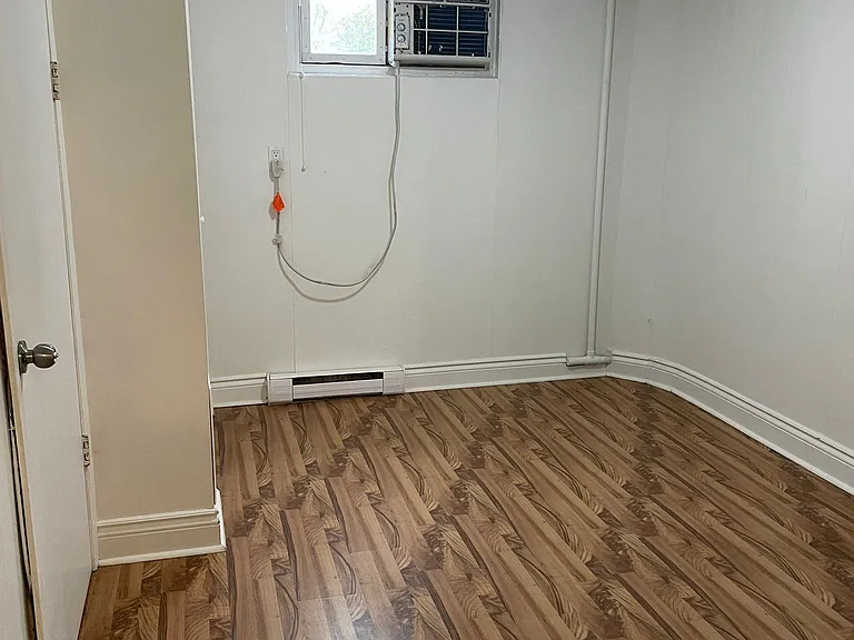 1023 Robarts Rd — Photo 15