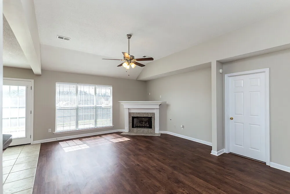 4 bed, 3.0 bath, 2300 sqft, $2,280 — Photo 4