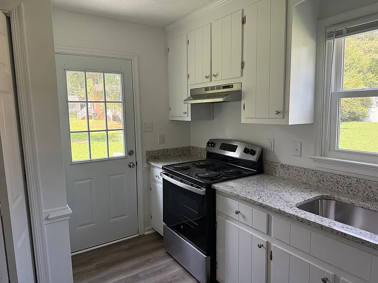 218 N Mapleleaf Ave — Photo 6