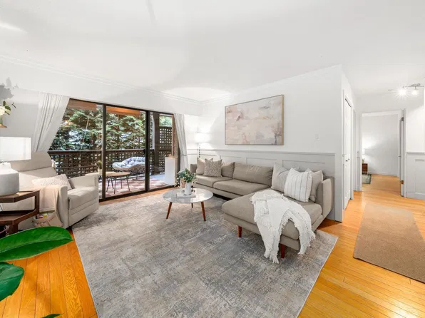 101 E 29th St #201, North Vancouver, BC V7N 1C5