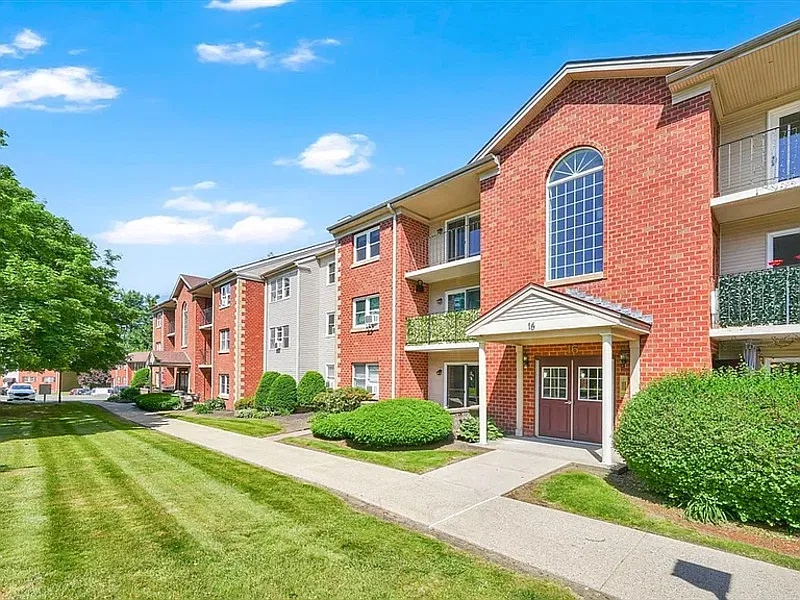 2 bed, 2.0 bath, 915 sqft, $1,670 — Photo 2