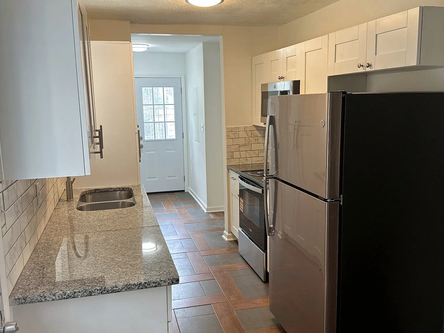 3 bed, 1290 sqft, $2,100 — Photo 4