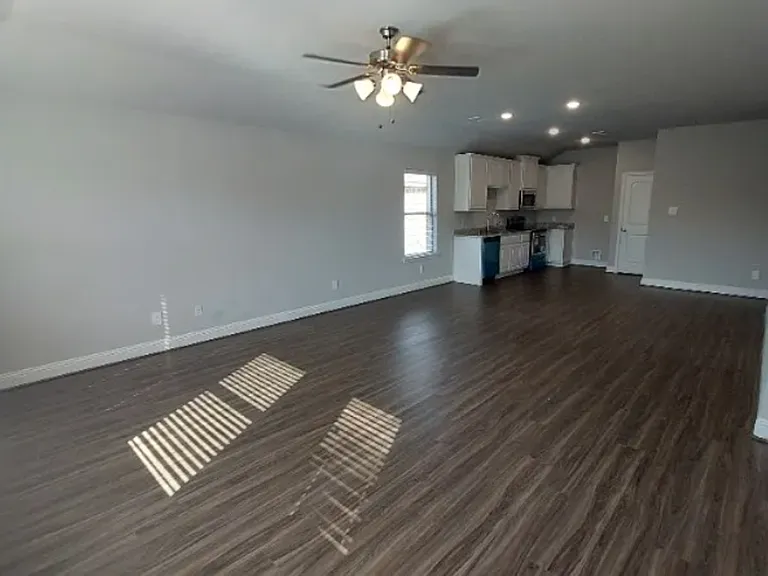 1425 Waverley Dr — Photo 3