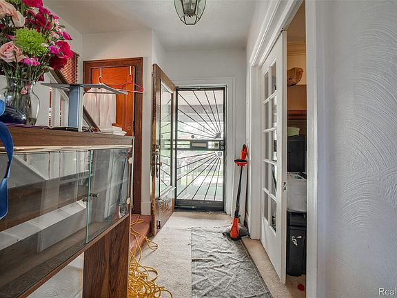 3rd image of 123 Moss St
