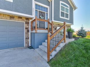 22911 S Ridgeview Dr, Peculiar, MO 64078