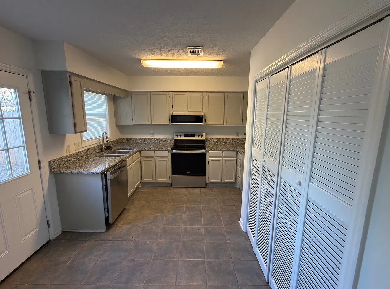 3 bed, 1716 sqft, $2,200 — Photo 3