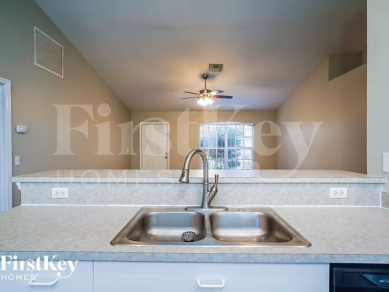 1633 NW 5th Ave — Photo 5