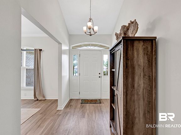 3rd image of 655 Magnolia Cir