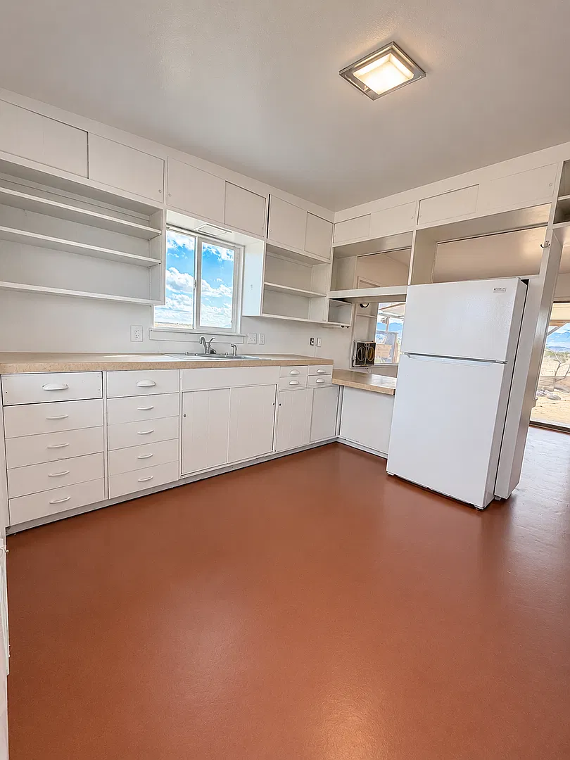 Quiet 2 Bedroom 1 Bathroom Home — Photo 3