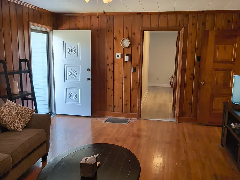 660 Emily Ln — Photo 2