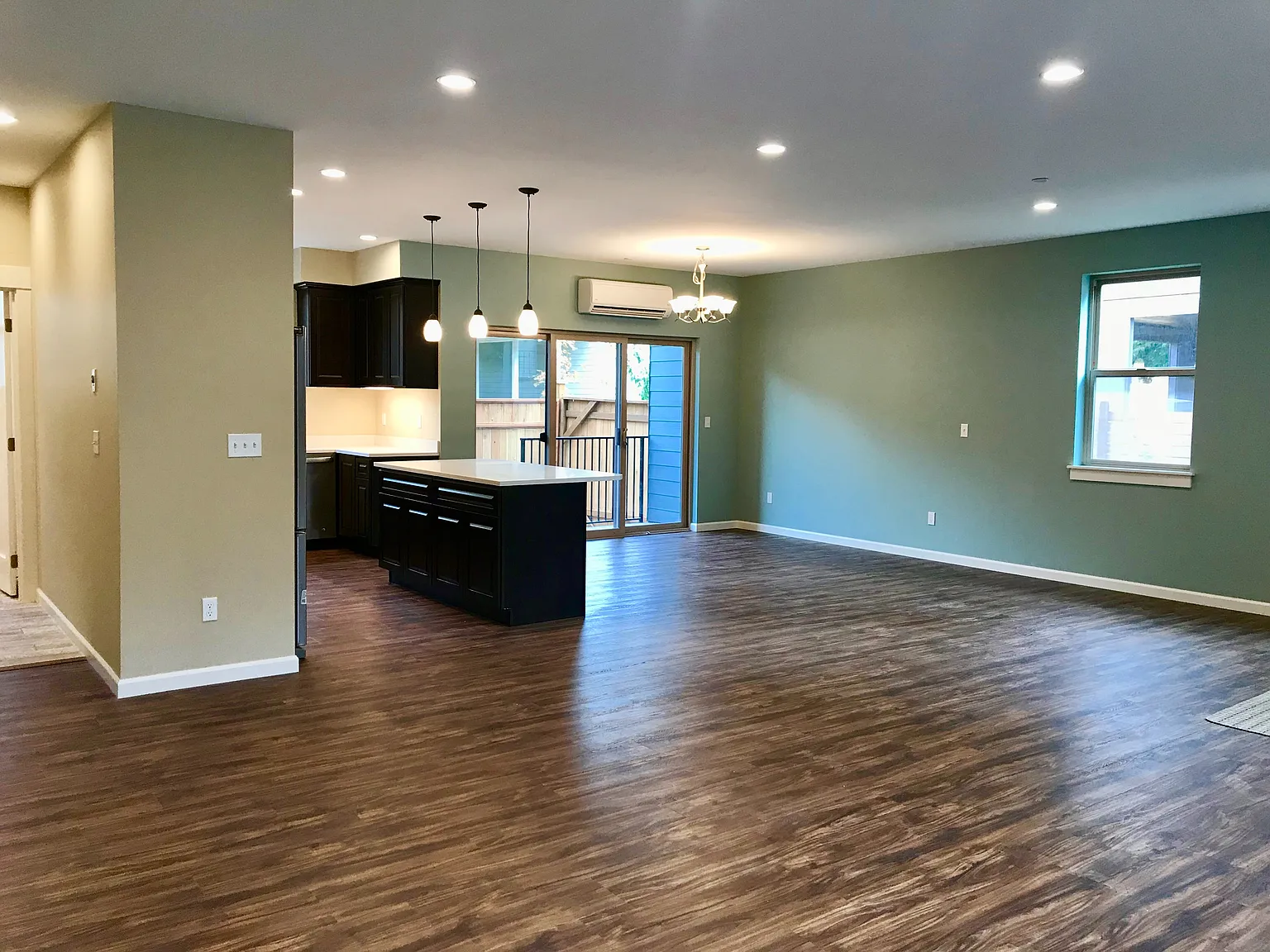 3 bed, 2.5 bath, 2421 sqft, $3,990 — Photo 4