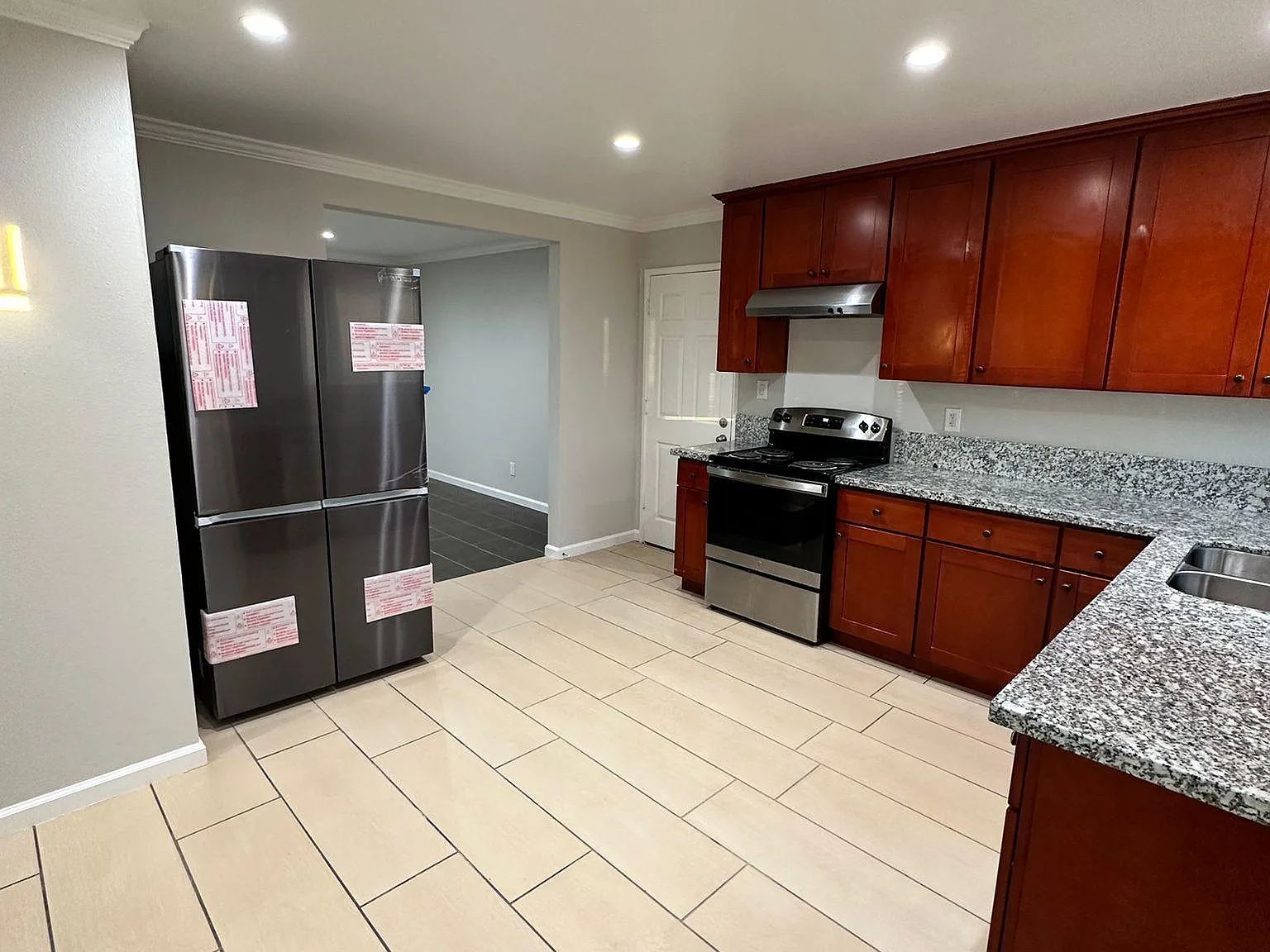 3 bed, 1013 sqft, $2,850 — Photo 3
