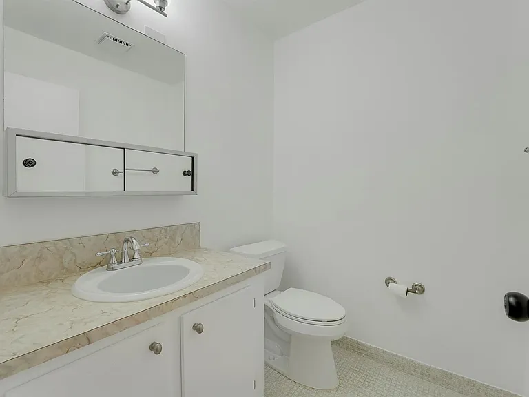 1142 Circle Ter W #C — Photo 13
