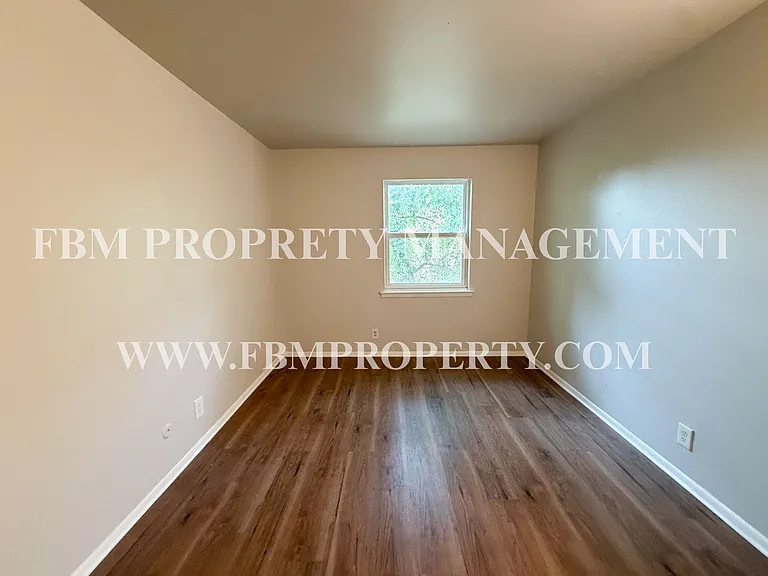518 N Rogers St #202 — Photo 16