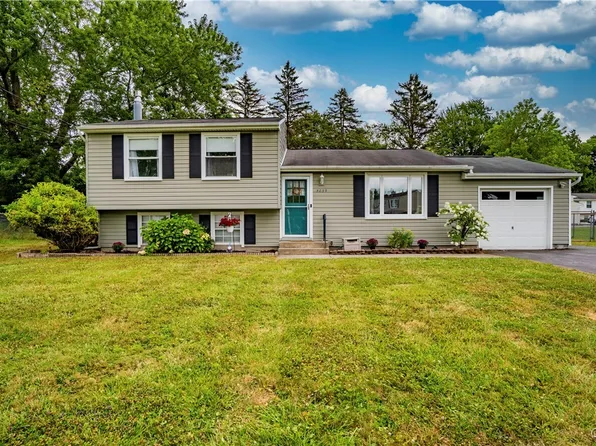 5039 Briarledge Rd, North Syracuse, NY 13212