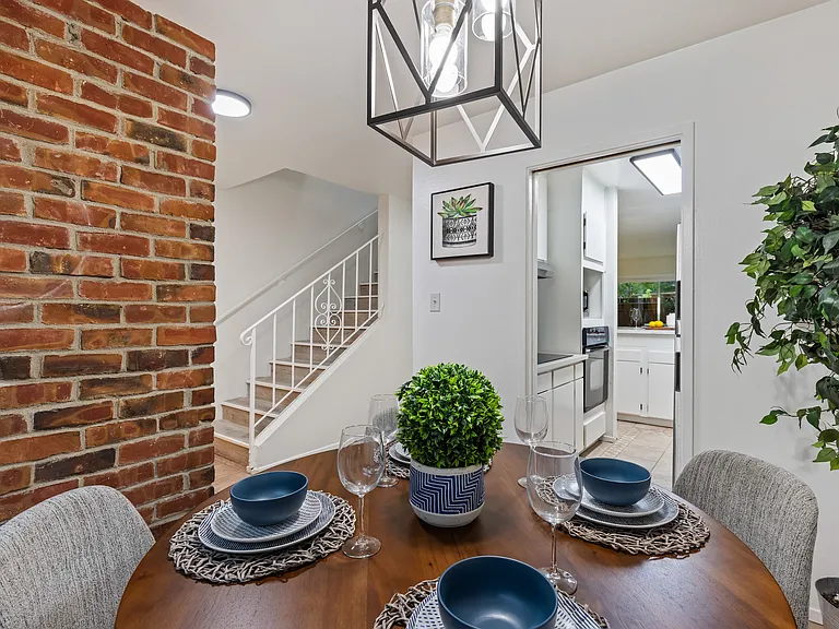 1470 Creekside Dr #17 — Photo 1