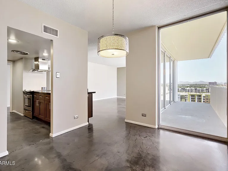 207 W Clarendon Ave #F10 — Photo 6