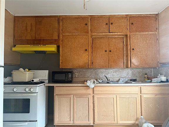 5th image of 708 Louis St