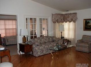 20 Huntington Ct, Ridge, NY 11961