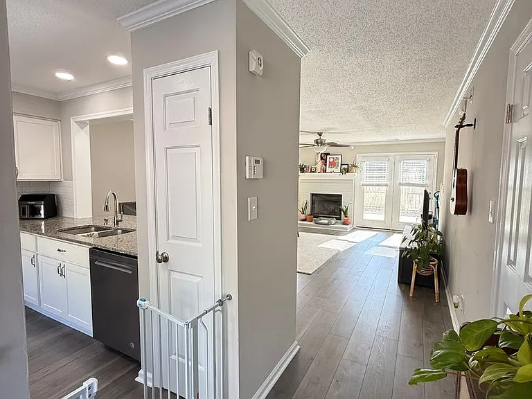106 Kingsbridge Ln — Photo 2