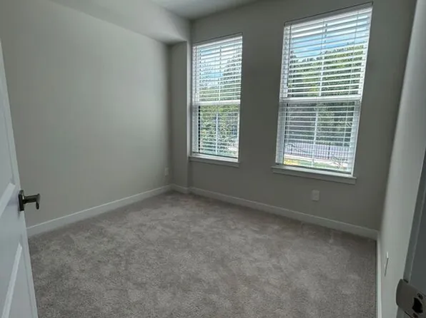 912 Broad River Ln, Charlotte, NC 28211