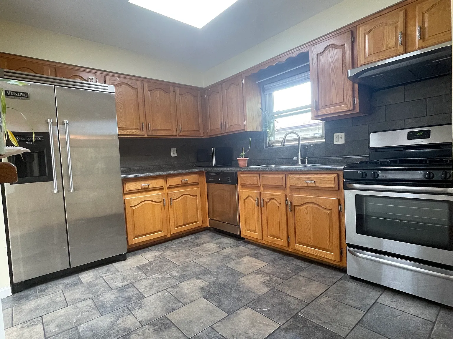 3 bed, 1.5 bath, 1300 sqft, $3,000 — Photo 2