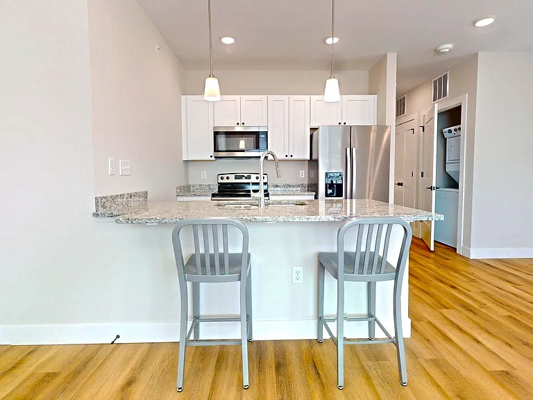 305 W Washington St — Photo 12