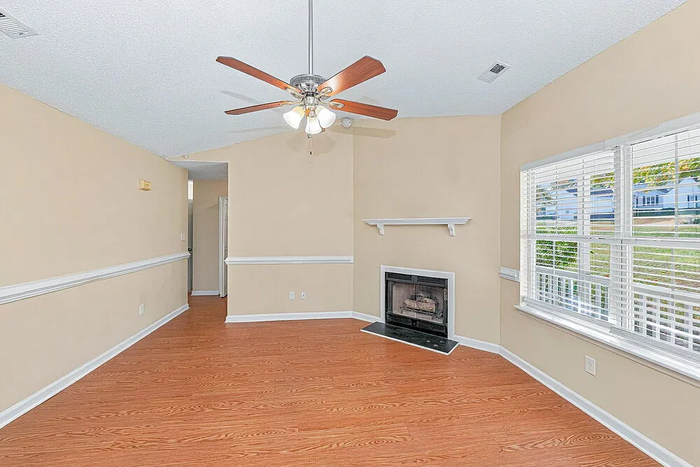 3 bed, 2.0 bath, 1161 sqft, $1,865 — Photo 3