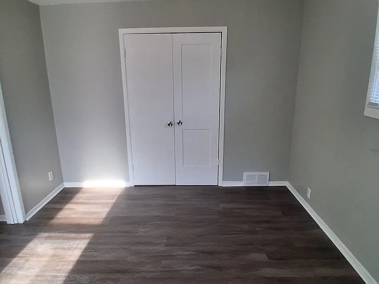 2605 W Victory Ln — Photo 3