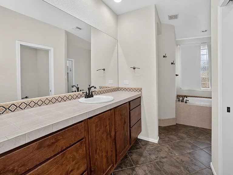 2792 S Aurora Ave — Photo 23