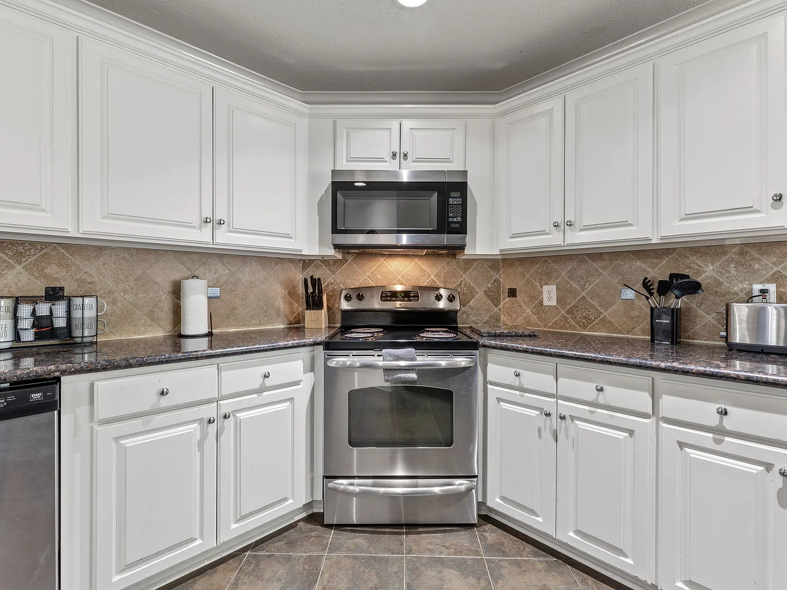 3 bed, 1666 sqft, $3,950 — Photo 4