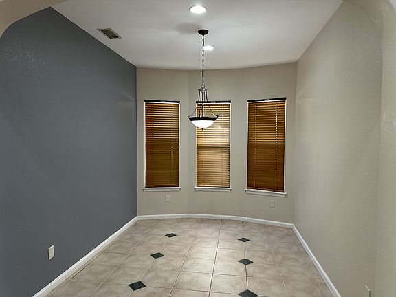 5th image of 2555 Crestmore Cir