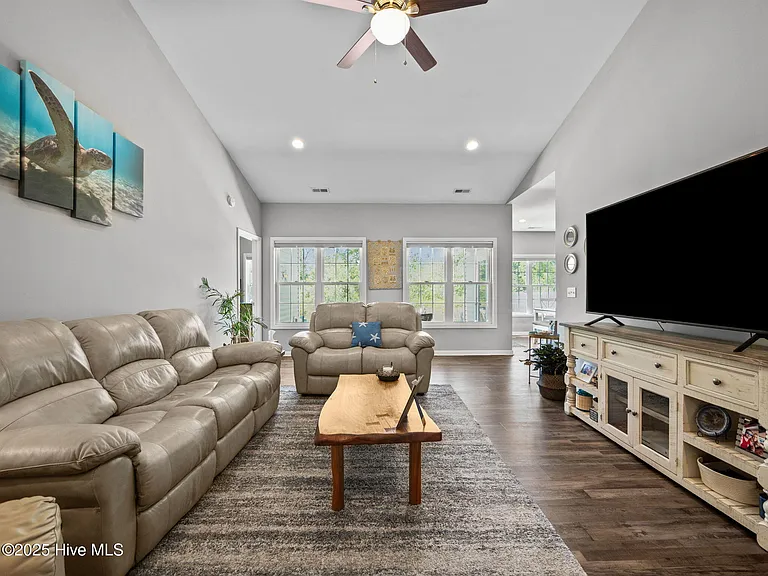 512 Hazelwood Dr — Photo 6