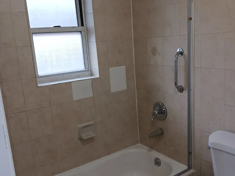 1349 Franklin Ave #3D — Photo 3